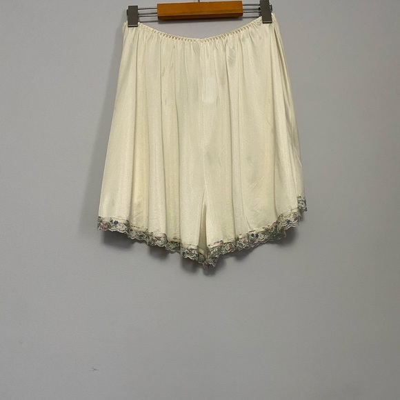 Vintage cream tap shorts with lace hem - Picture 4 of 5